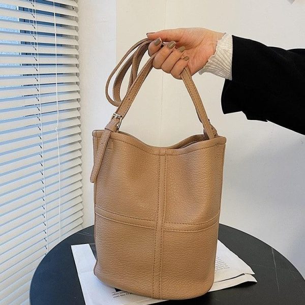 sac fourre-tout en cuir synthétique beige