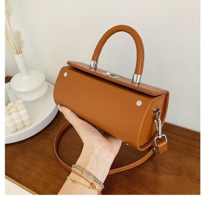 sac à main cylindrique en cuir camel