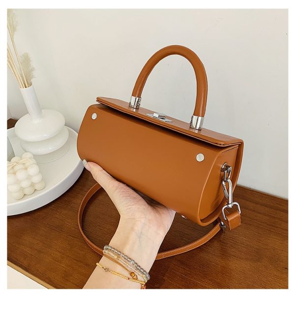 sac à main cylindrique en cuir camel